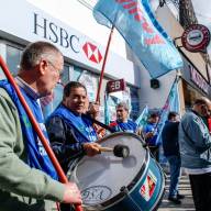 Bancarios en estado de alerta y movilización por la inminente venta del HSBC al Grupo Galicia