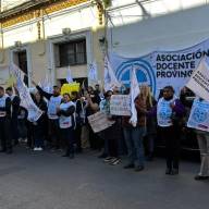 ADP, se movilizó frente a la sede de Más Salud, denunciando mal tratos a docentes y agente públicos, y pide al gobierno frenar los maltratos.